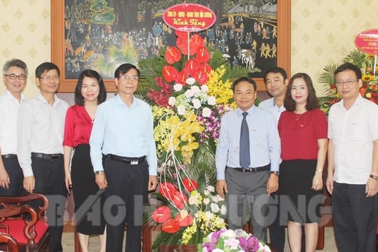 Các đồng chí lãnh đạo tỉnh chúc mừng cơ quan báo chí Trung ương